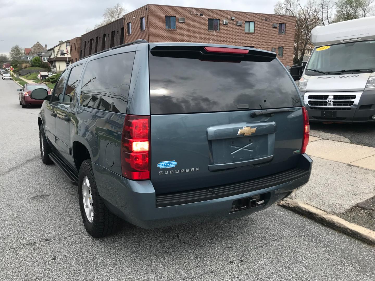 2010 Blue /Gray Chevrolet Suburban LS (1GNUKHE33AR) with an 5.3 V8 engine, Automatic transmission, located at 577 Chester Pike, Prospect Park, PA, 19076, (610) 237-1015, 39.886154, -75.302338 - Photo#5